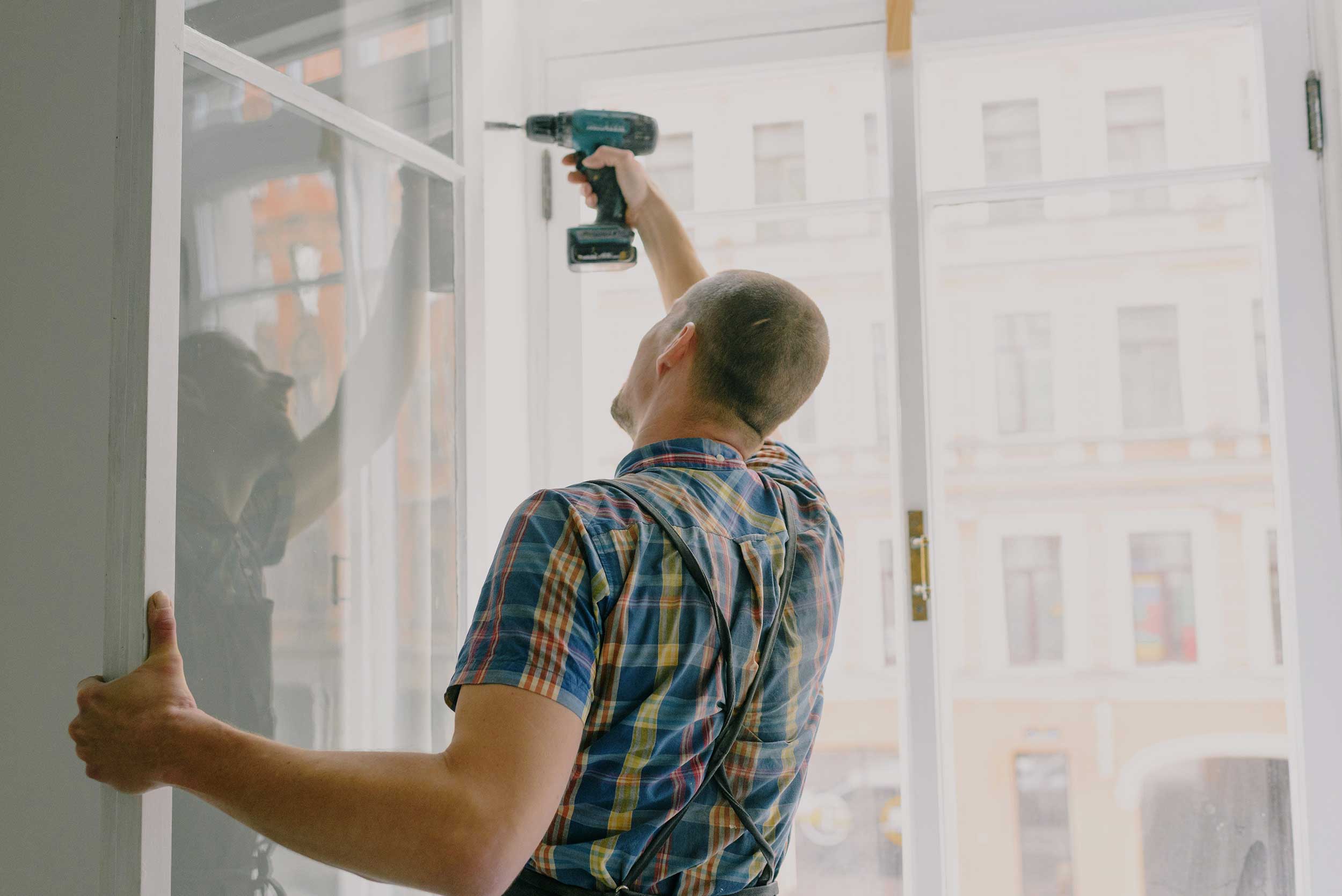 Rotavdrag - renovering, man som skruvar upp fönster
